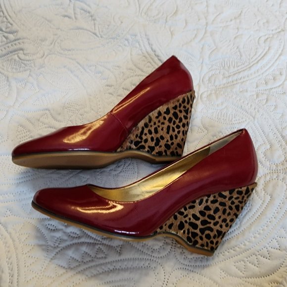 LKNW new never worn Poetic Licence red patent upper leopard calf hair wedge 8.5 - Picture 6 of 7